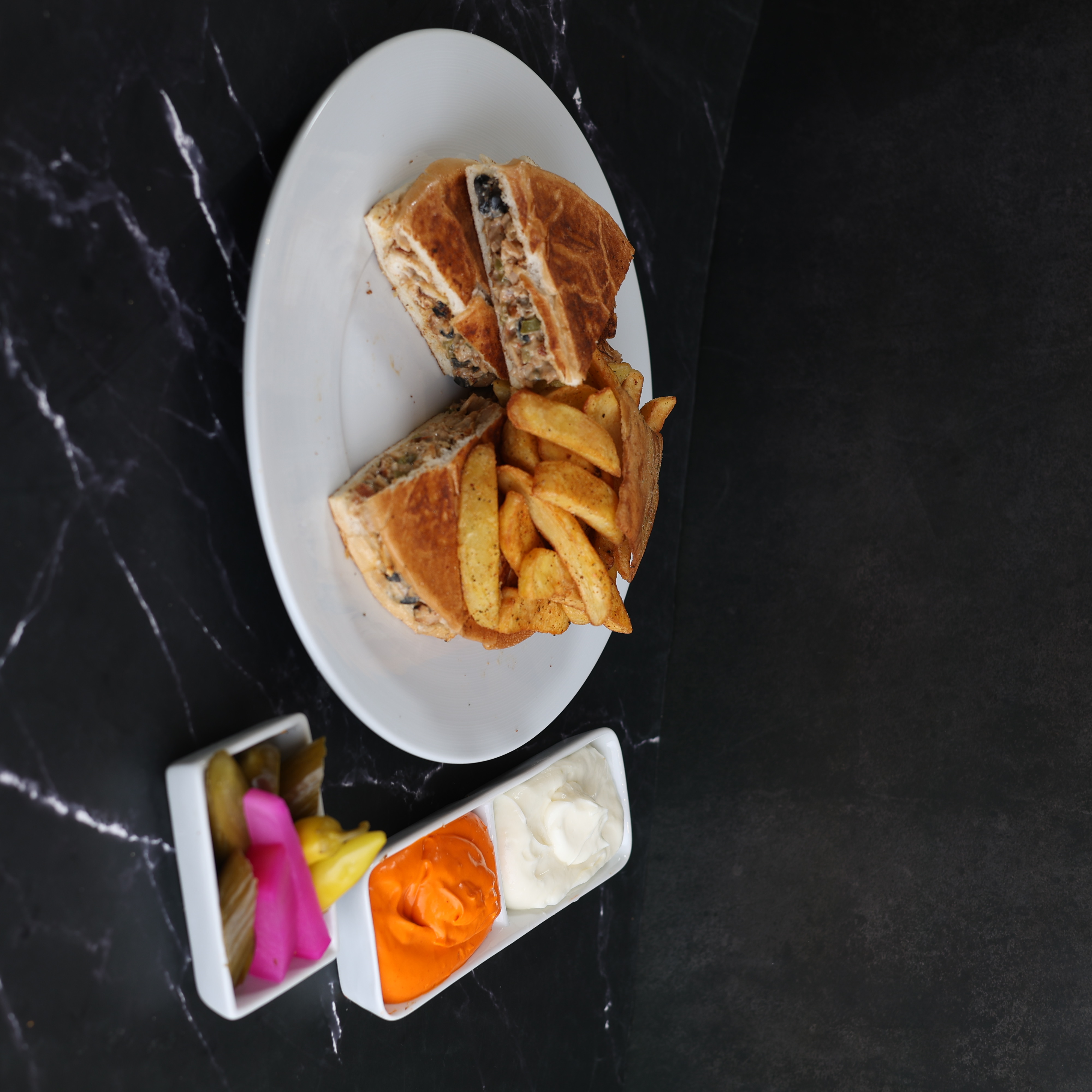 عرض وجبة شاورما ايطالي دجاج 180غم فلفل و فطرو كريمة وجبنة+(مخلل+مثومة صحن سرفيس سناكات)+بطاطا ودجز مبهرة 200غرام +1علبة كولا 250 مل مجاناً- صغير