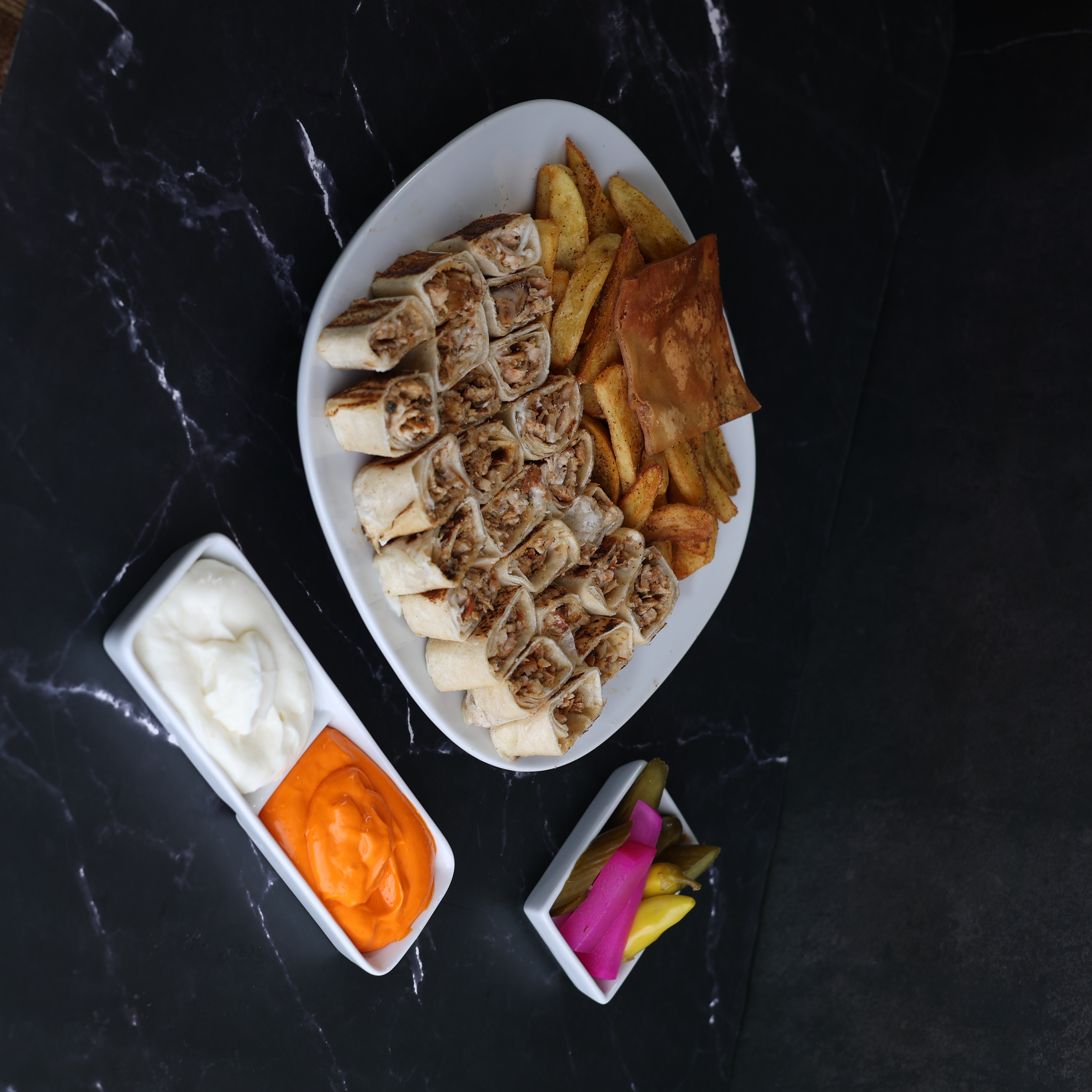 عرض وجبة شاورما لحمة 100غم+2ساندويش 75غم مقطع+(مخلل-طحينة صحن سرفيس سناكات)+بطاطا ودجز  مبهرة 200غم - دبل